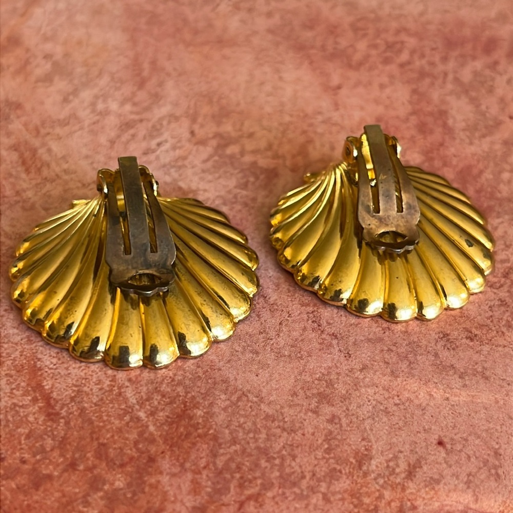 Vintage Spanish Damascene scallop shell clip earrings with center faux pearls - Picture 6 of 7